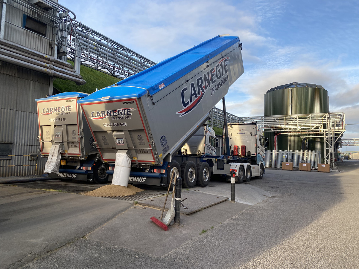 Six New Fruehauf Smoothsider Tippers for Carnegie Fuels